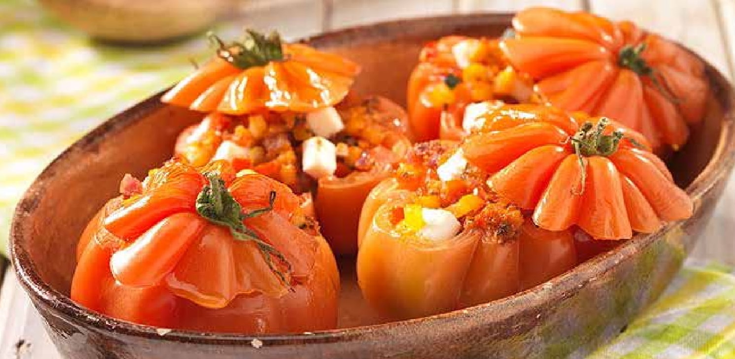 Pečená rajčata plněná zeleninou a pestem